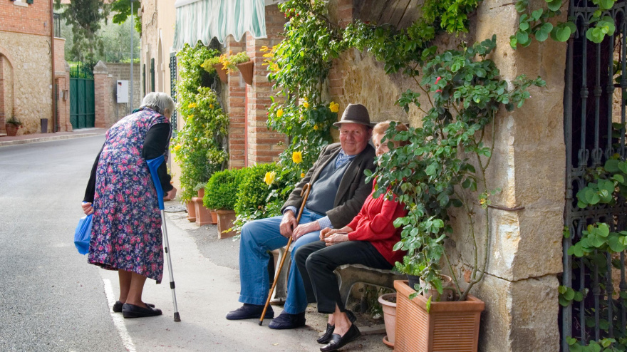 Varios ancianos felices en la calle de su pueblo
