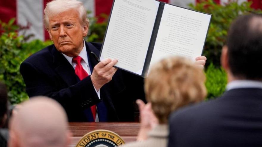 Donald Trump enseñando los últimos decretos sobre los aranceles que ha firmado