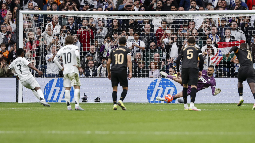 Mamardashvili le para un penalti a Vinicius, en el Real Madrid - Valencia