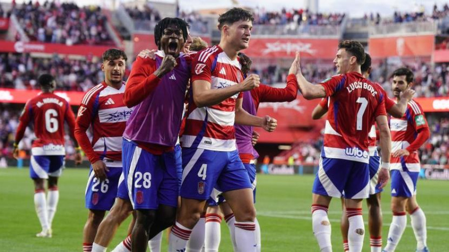 Los jugadores del Granada celebra el gol de su equipo