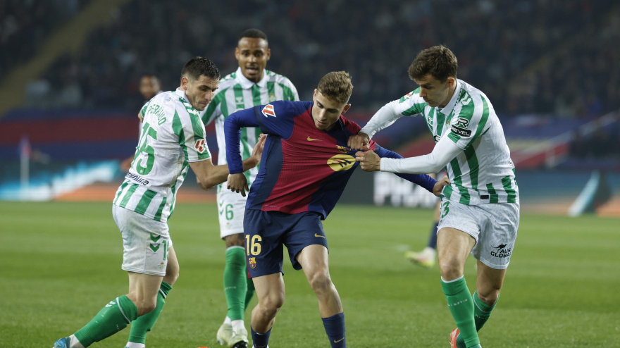 Fermín López trata de llevarse el balón, en el Barcelona - Betis