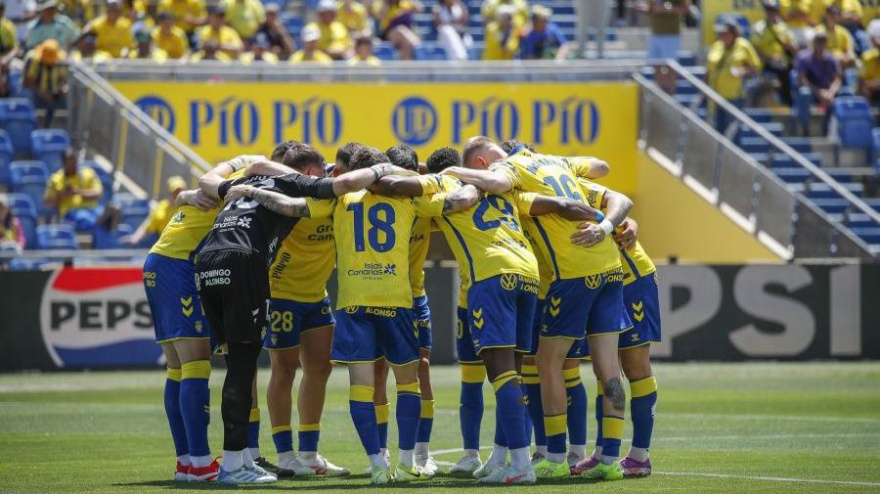 Los jugadores de Las Palmas antes del partido ante la Real Sociedad