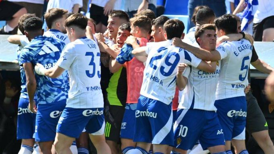 Los jugadores del Zaragoza celebran el gol de su equipo, contra el Mirandés