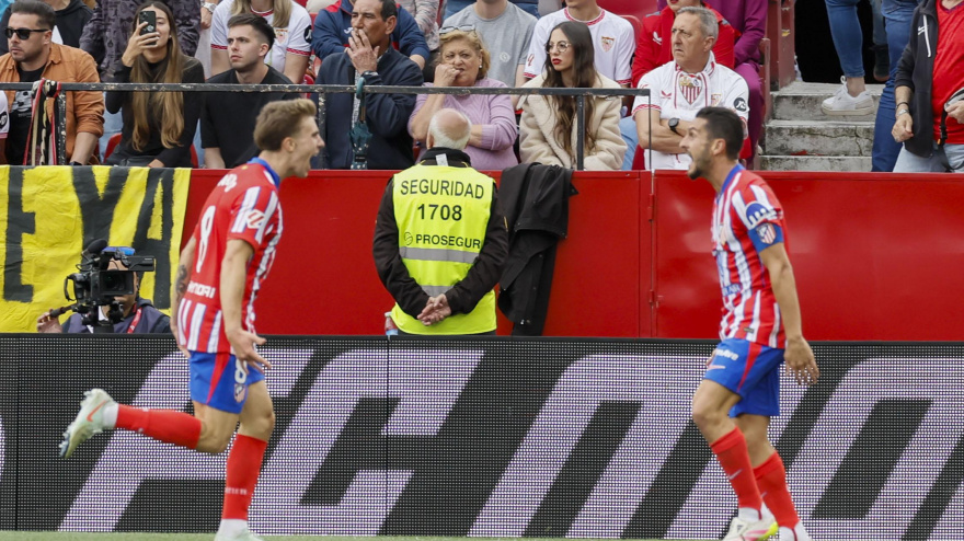 Pablo Barrios y Koke celebran el gol de la victoria del Atlético ante el Sevilla