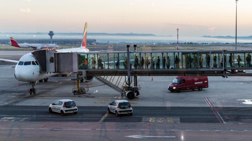 Gente embarcando en el aeropuerto Adolfo Suárez Madrid Barajas