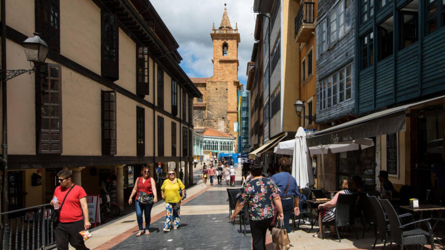 Unos agentes de policía salen a tomar algo por Oviedo y lo que les dicen en el bar les hace cancelar el plan de inmediato: "Acongojados"