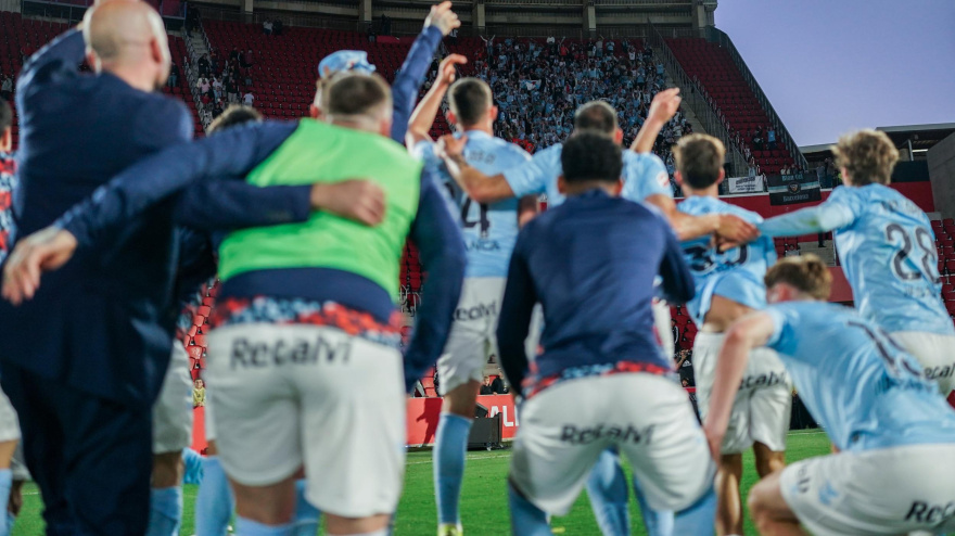Plantilla y entrenador del Celta celebran el triunfo en Mallorca