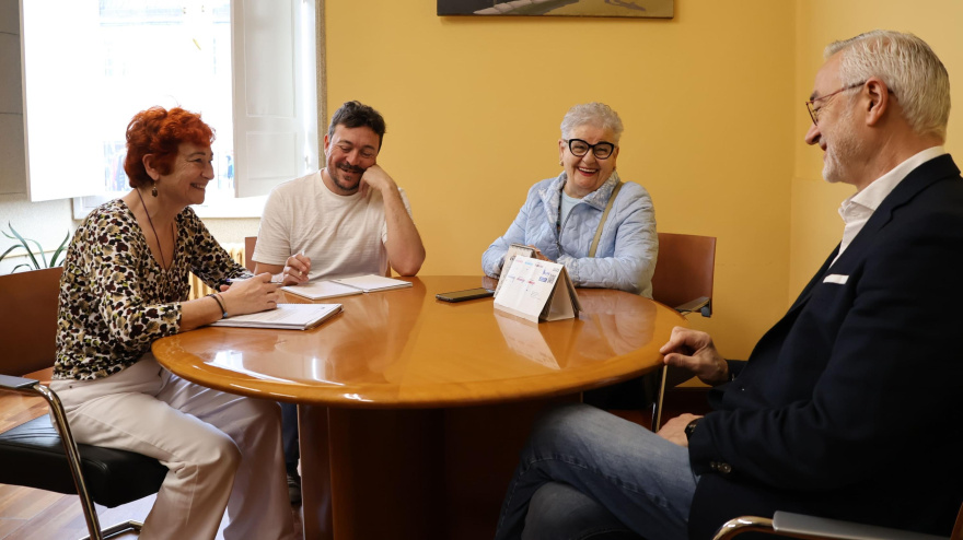A concelleira Maite Ferreiro mantivo a primeira xuntanza deste ano cos propietarios dos caldeiros e das casetas do polbo