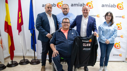 Firma de Pedro Gómez con el Club Deportivo amiab