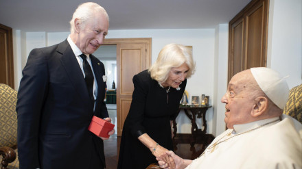 El encuentro privado entre el Papa Francisco y el rey Carlos III de Inglaterra y Camila