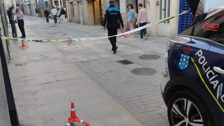 La Policía Local interviniendo ante el desprendimiento de Rúa Nova