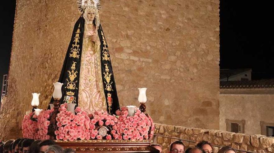 La Virgen de la Soledad en la procesión de la Curia ante la torre medieval del Porche de San Antonio