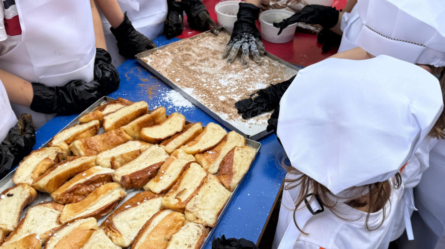 Niños del Colegio Nicoli de Madrid aprendiendo a hacer torrijas