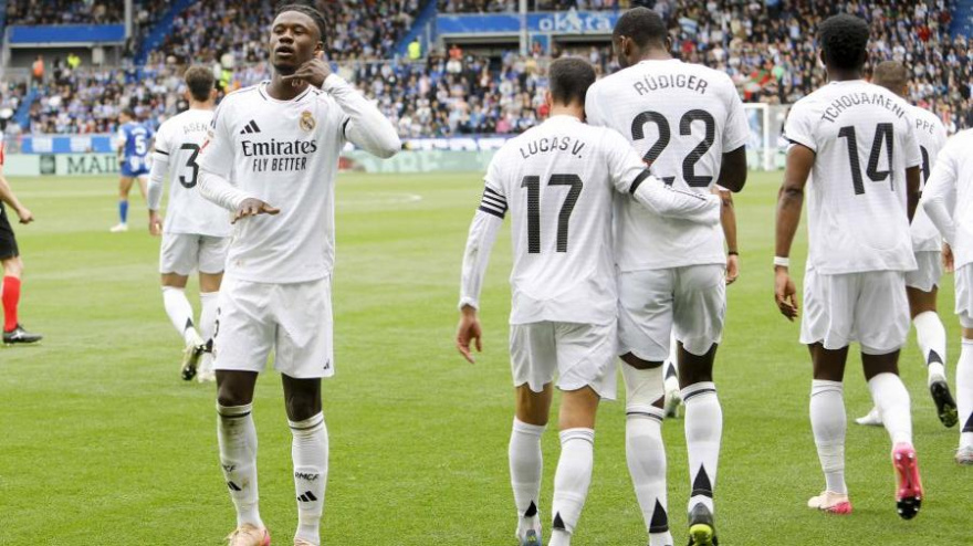 Camavinga celebra el gol con sus compañeros, en el Alavés - Real Madrid