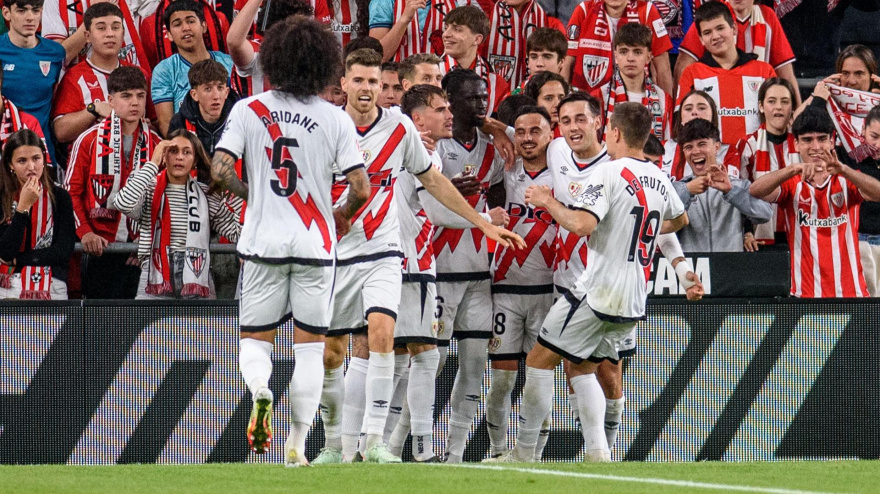 Los futbolistas del Rayo celebran el gol de Pathé Ciss en San Mamés