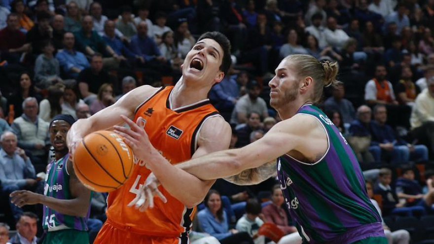 Pradilla recibe una dura falta de Osetkowski