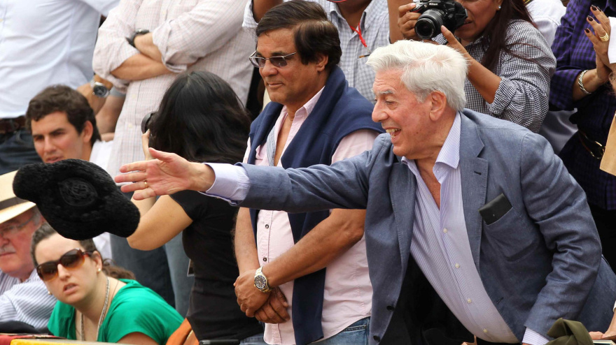Marío Vargas Llosa recibiendo un brindis en la plaza de toros de Acho en Lima (Perú)