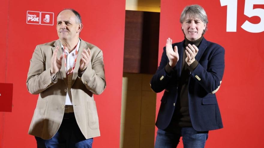 José Luis Aceves, junto con el secretario autonómico del PSOE, Carlos Martínez