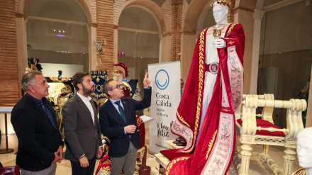 El presidente del Paso Azul muestra el nuevo traje de Nerón al director del Instituto de Turismo