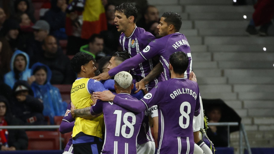 Los jugadores del Real Valladolid celebran el gol de Javi Sánchez contra el Atlético