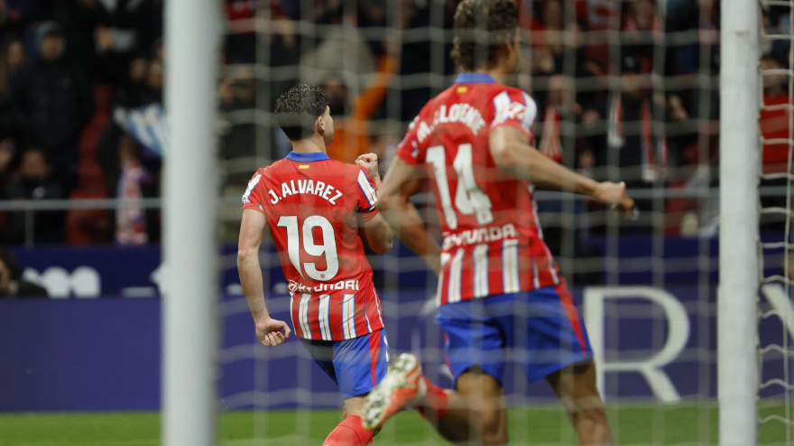 Julián Álvarez celebra su segundo gol de penalti, en el Atlético - Real Valladolid