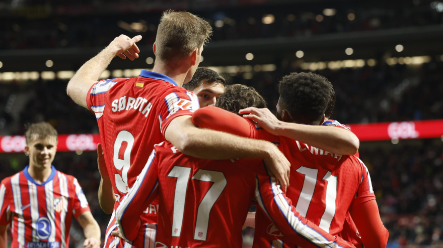 Sorloth celebra con sus compañeros el gol del Atlético contra el Real Valladolid