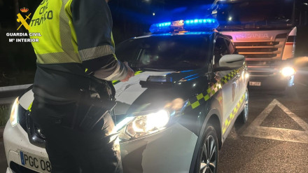 Imagen del operativo que logró interceptar al camionero en la carretera Santiago-Noia