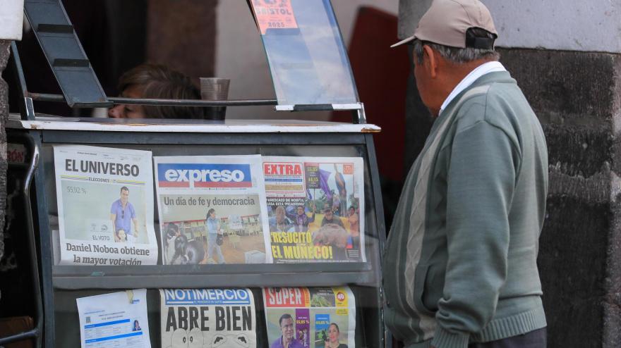 Un hombre observa portadas de periódicos con los resultados de las elecciones presidenciales este lunes, en Quito (Ecuador)