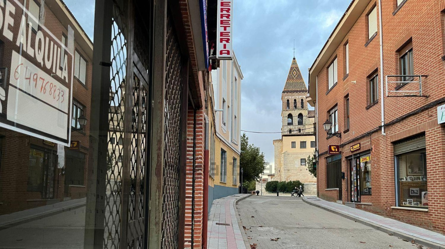 Vista de la Calle Portugal en Paredes de Nava, con la Iglesia de Santa Eulalia al fondo