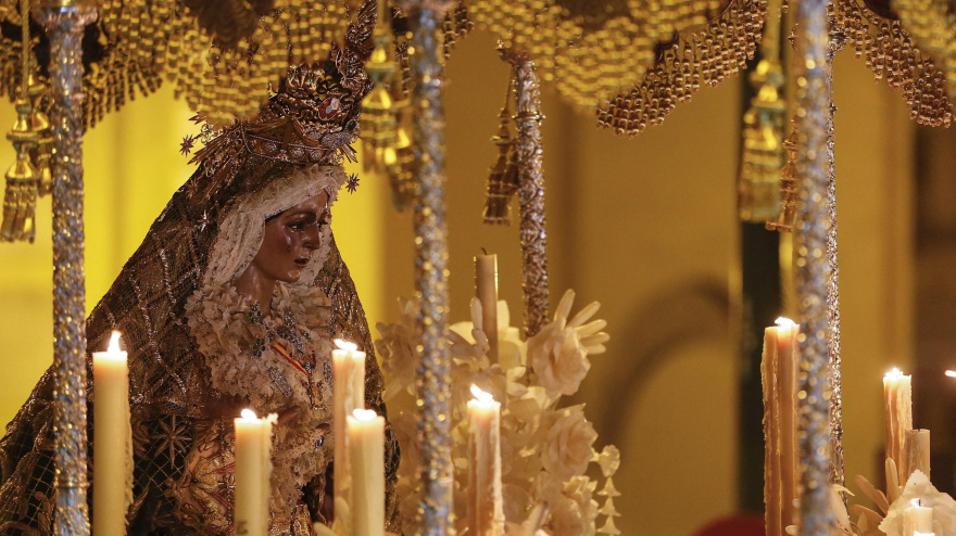La Esperanza Macarena a la salida de su basílica para iniciar su procesión en la Madrugá