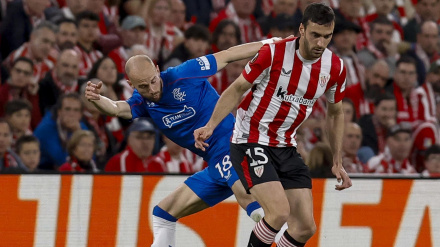 Íñigo Lekue disputa el balón ante un jugador del Rangers