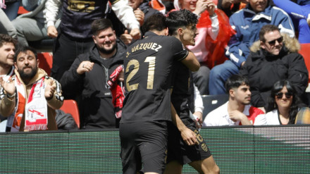 Jesús Vázquez y Diego López celebran el gol de Sadiq en el Rayo - Valencia