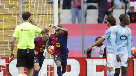 Raphinha coge el balón tras marcar el 3-3 en el Barcelona - Celta