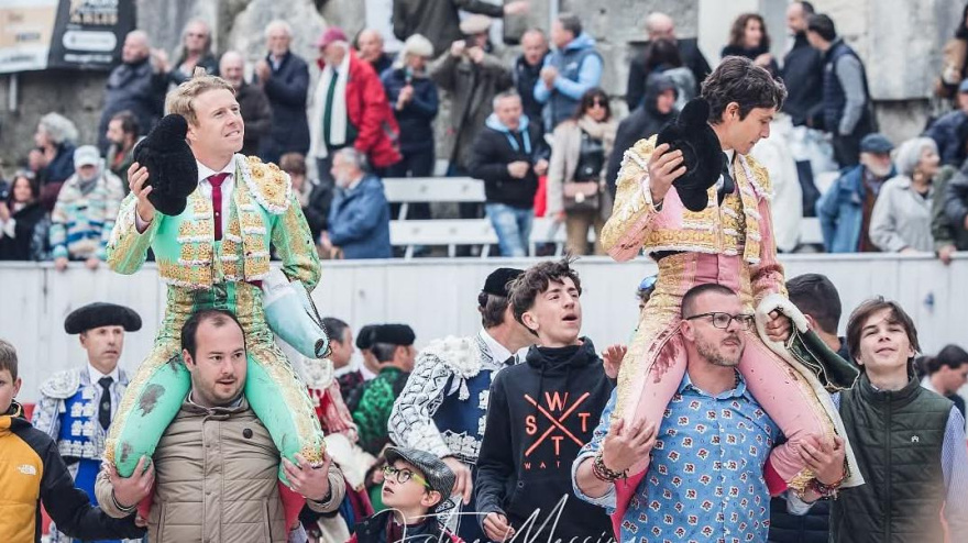 Clemente y Castella, en su salida a hombros este sábado en Arles