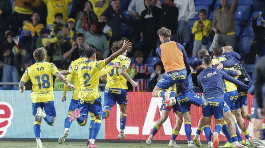 Los jugadoras de Las Palmas celebran el gol de la victoria ante el Atlético