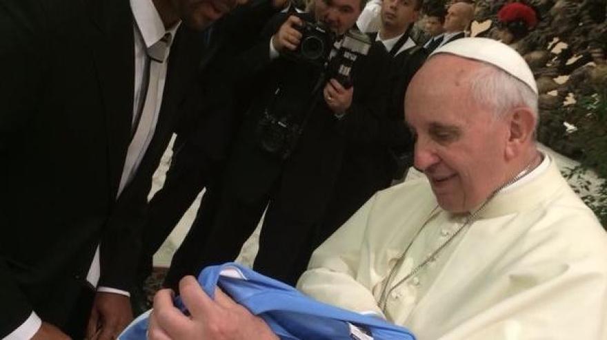 Momento en el que Tissone le hace entrega al Papa Francisco de la camiseta del Málaga.