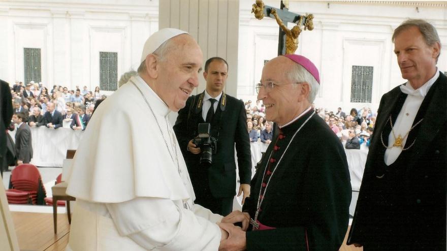 Mons. Garcia Burillo y el Santo Padre Audiencia General (mayo 2013)