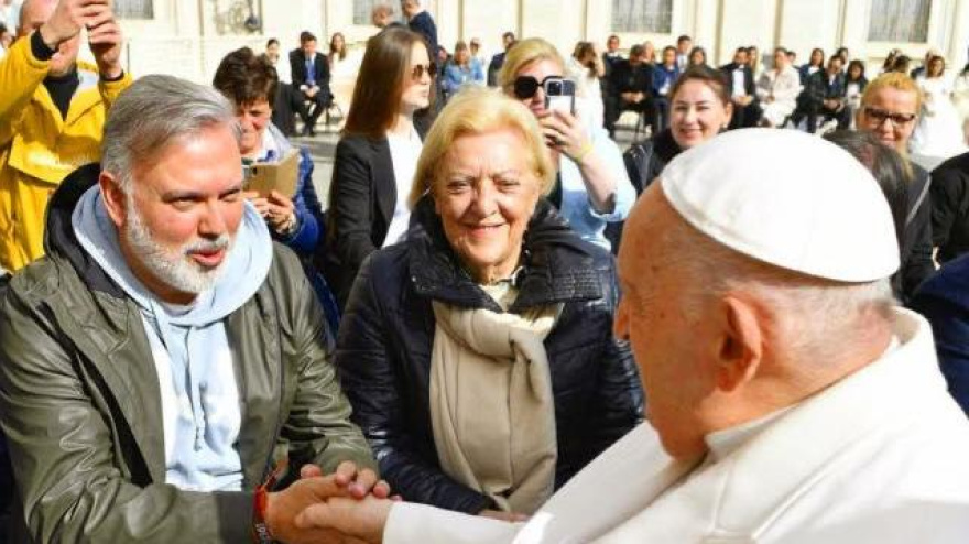 Papa Francisco saluda al alcalde de Plasencia Fernando Pizarro