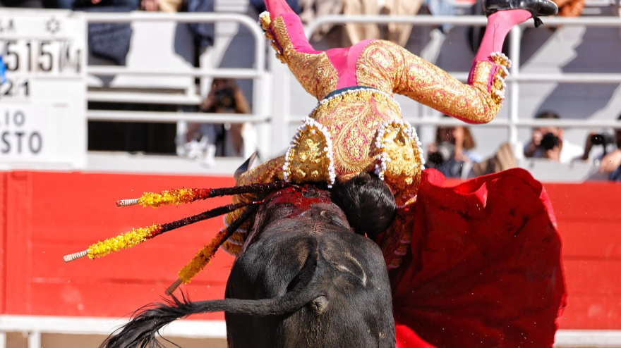 Momento de la voltereta sufrida por Emilio de Justo este domingo en Arles