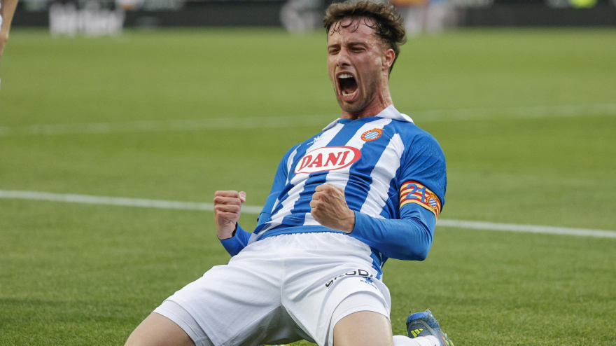 Javi Puado celebra el gol de su equipo, en el Valencia - Espanyol