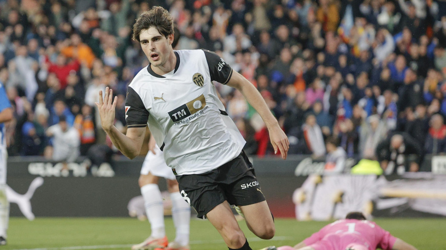 Javi Guerra celebra su gol, en el Valencia - Espanyol