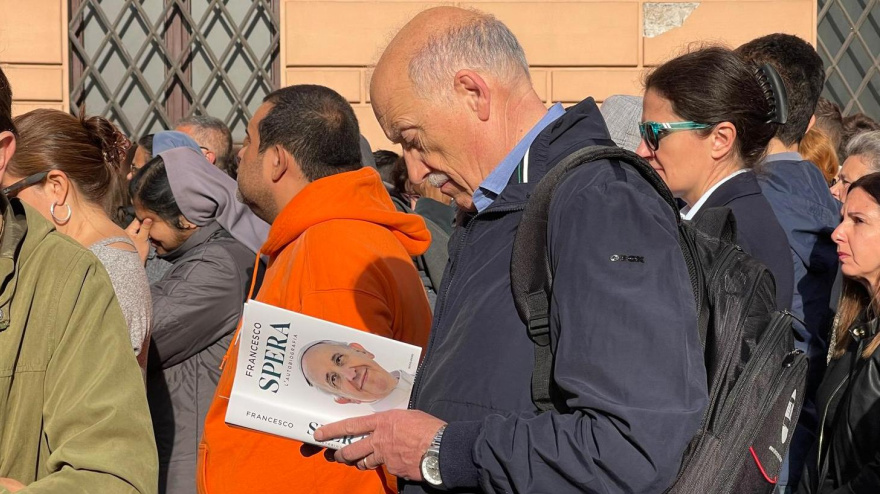 Hombre leyendo la autobiografía del Papa Francisco