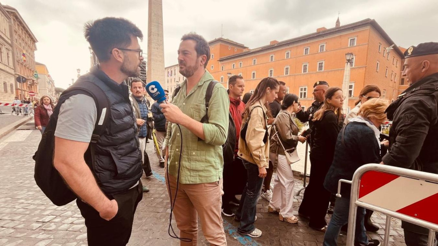 Jorge Bustos junto a Anselmo, un español afincado en Italia que va a despedirse del Papa