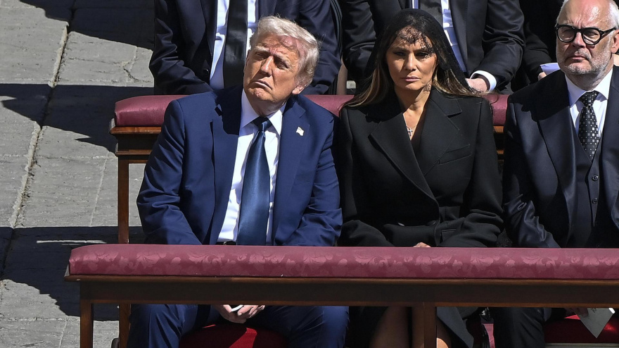 Trump junto a su mujer en el funeral del Papa