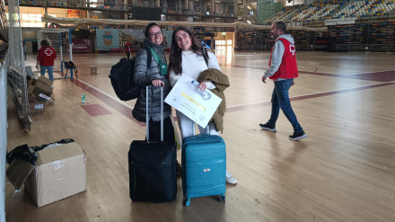Laura y Marina, de Valladolid, en el Palacio Multiusos donde han pasado la noche