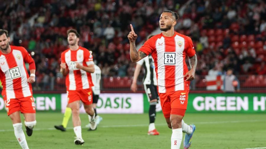El Almería cumple su objetivo de mínimos mientras pierde adeptos (2-1)