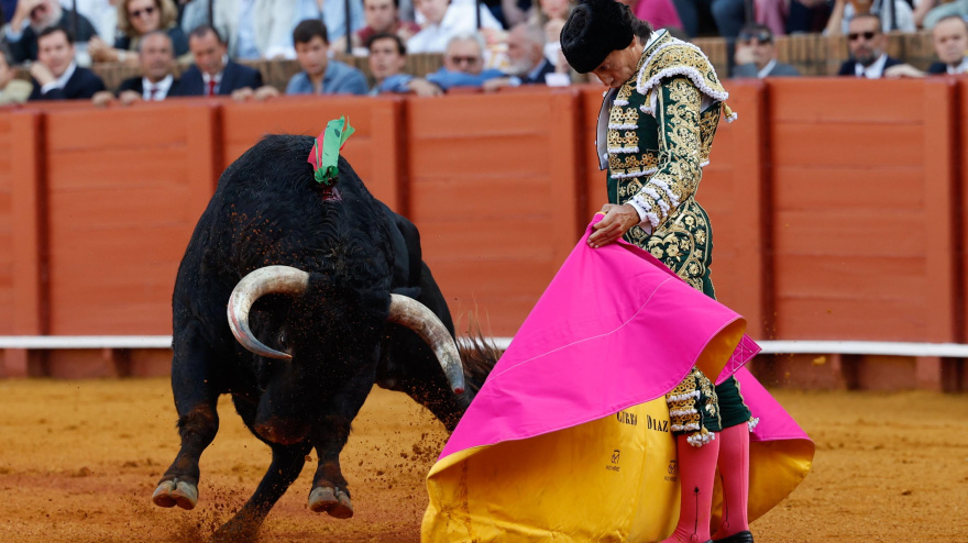 Curro Díaz, a la verónica este martes en Sevilla