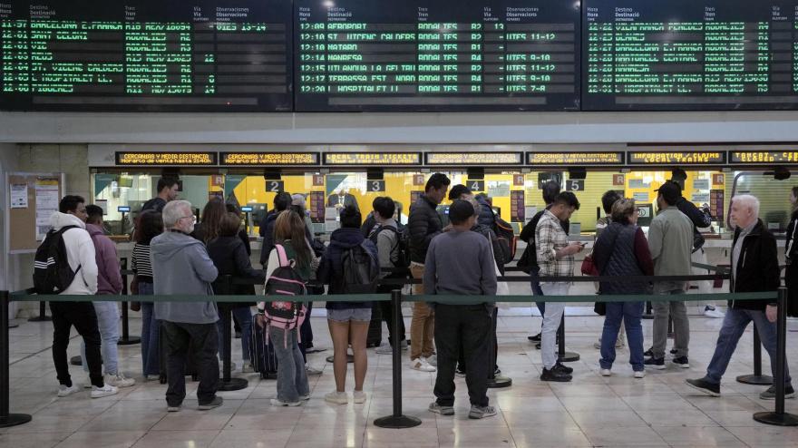 Los servicios de AVE y Larga Distancia de Renfe, así como el servicio de Rodalies, que sufrió algunas complicaciones a primera hora, han recuperado este miércoles la normalidad en la Estación de Sants de Barcelona tras los retrasos y numerosas cancelaciones vividas ayer, derivadas del apagón generalizado que vivió España el lunes