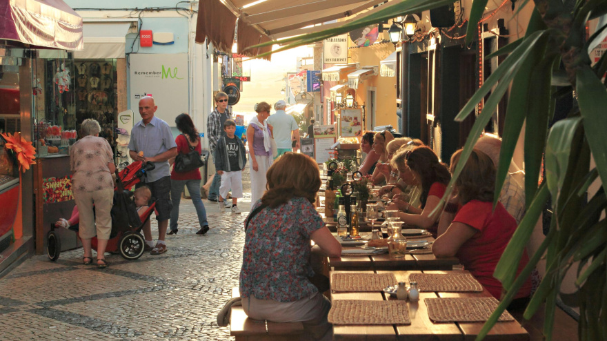 Los turistas disfrutan en una terraza a última hora de la tarde