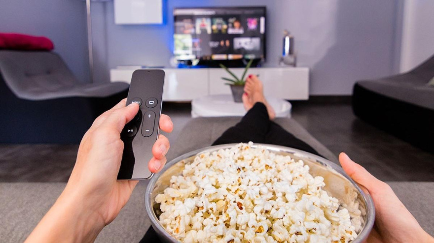 Comiendo palomitas en casa viendo la televisión